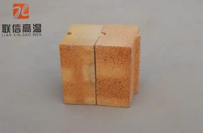 Clay bricks for fluidized bed furnaces