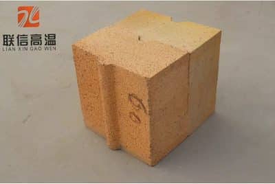 Clay bricks for fluidized bed furnaces