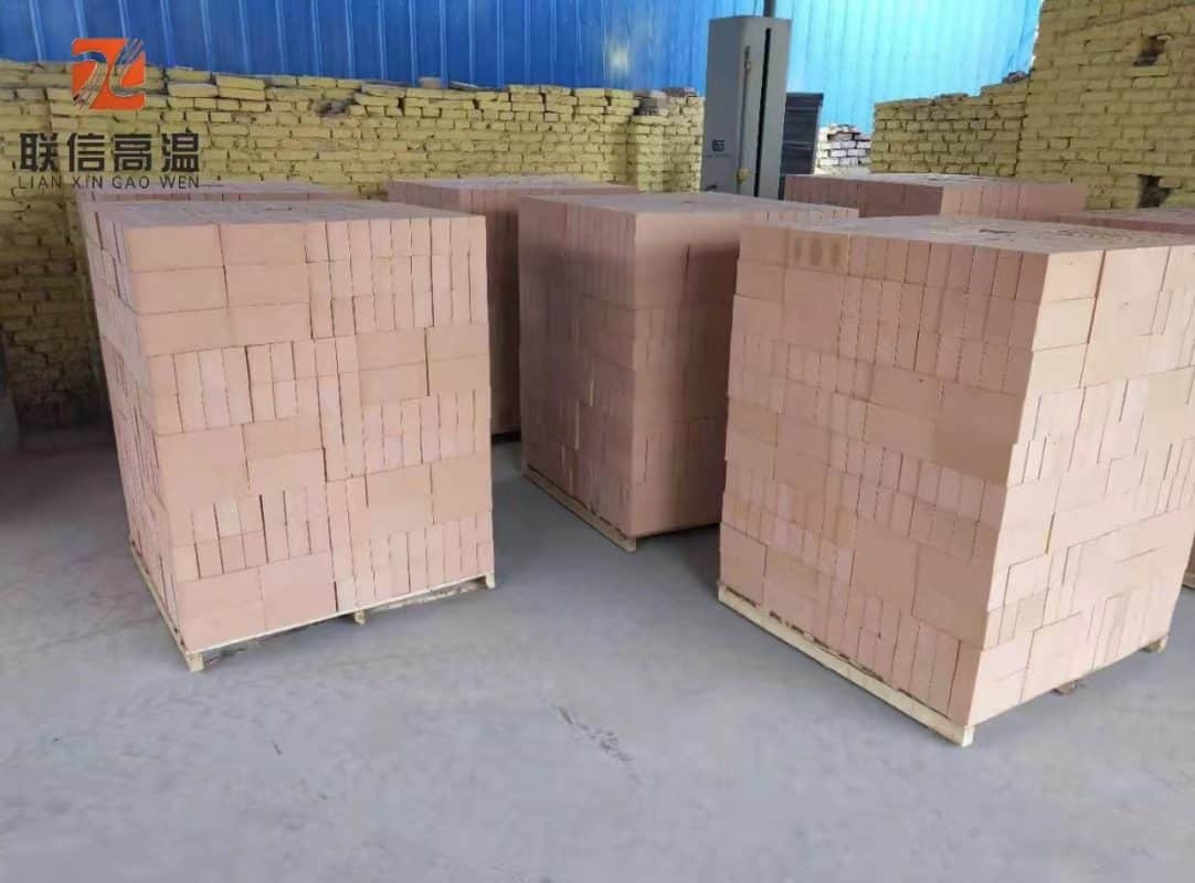 Lightweight clay brick